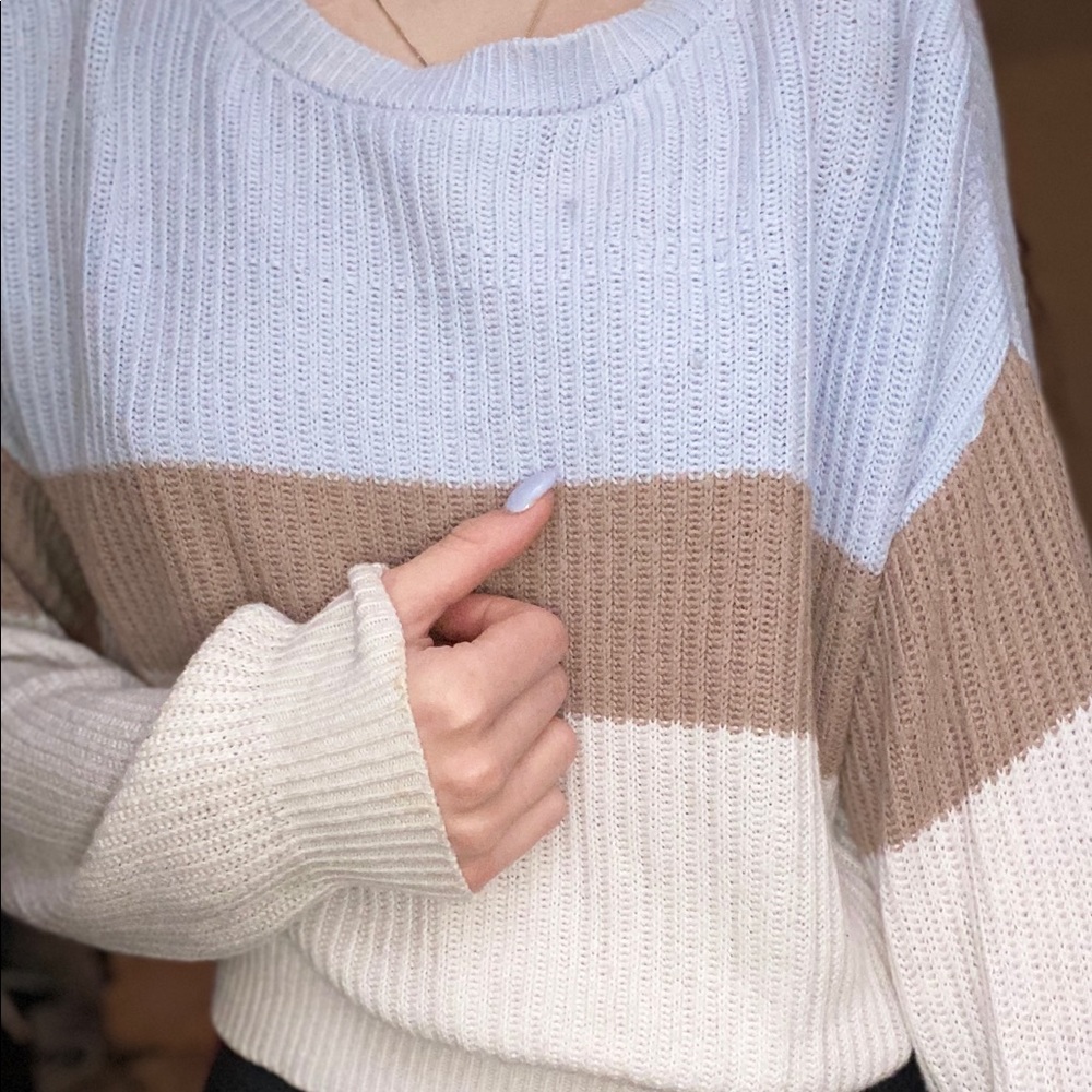 ｇａｒａｇｅ　ｂｌｕｅ　ｗｈｉｔｅ　ａｎｄ　ｂｅｉｇｅ　ｓｗｅａｔｓｈｉｒｔ！ - Picture 2 of 2